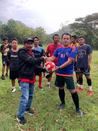 Penyerahan Bola Sepak Untuk Karangsari FC